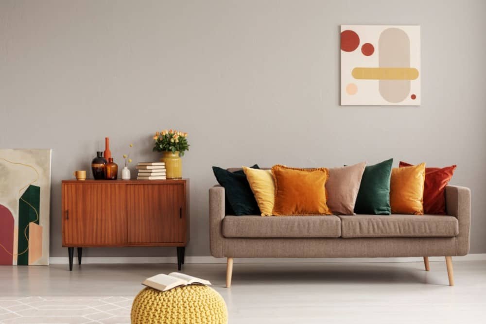 error intencional masilla sofa beige con cojines de colores Vigilancia  profesor Lógico