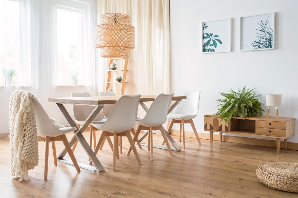 Silla Lena blanca con diseño minimalista de madera y polipropileno para cocina o salón.