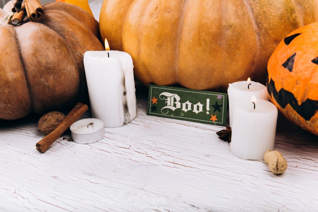 Descubre ideas originales para decorar tu hogar en Halloween. Combina elementos otoñales y terroríficos para crear un ambiente único y sorprendente.