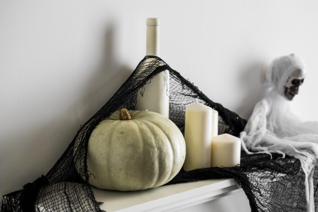 Descubre ideas originales para decorar tu hogar en Halloween. Combina elementos otoñales y terroríficos para crear un ambiente único y sorprendente.